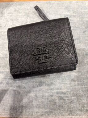 Tory Burch black  Pebbled Leather compact Thea Trifold Wallet new with tag